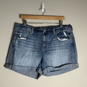 Old Navy Medium Wash Boyfriend Shorts Size 16